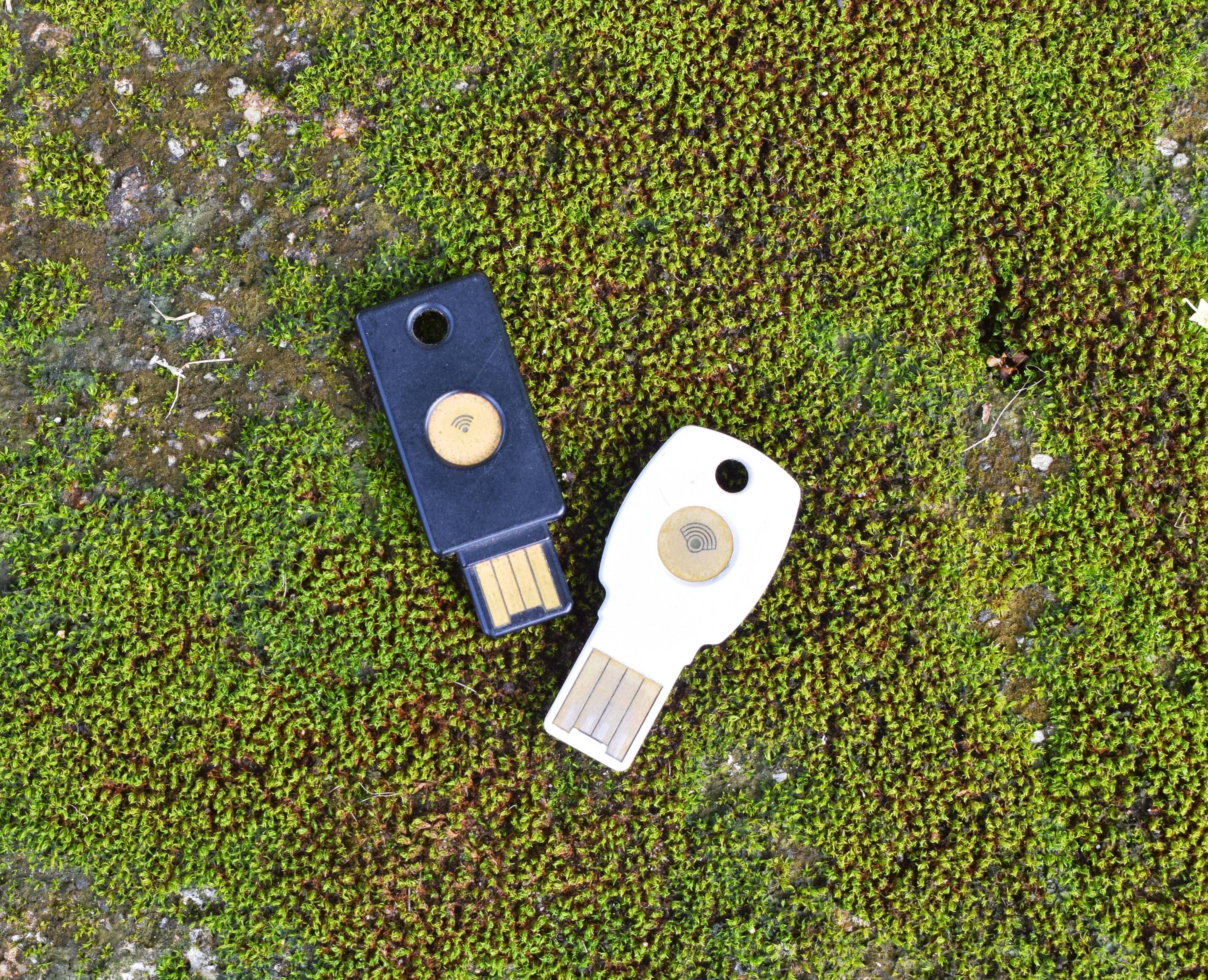 مفاتيح FIDO U2F: ‏Yubico YubiKey وGoogle Titan (Feitian ePass)